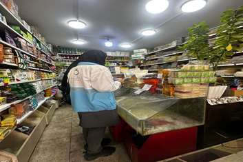 برگزاری گشت مشترک کارشناسان بهداشت محیط مرکز بهداشت شمال غرب یک در معیت کارشناس محترم غذا و دارو و تشدید نظارت بر عطاری ها 